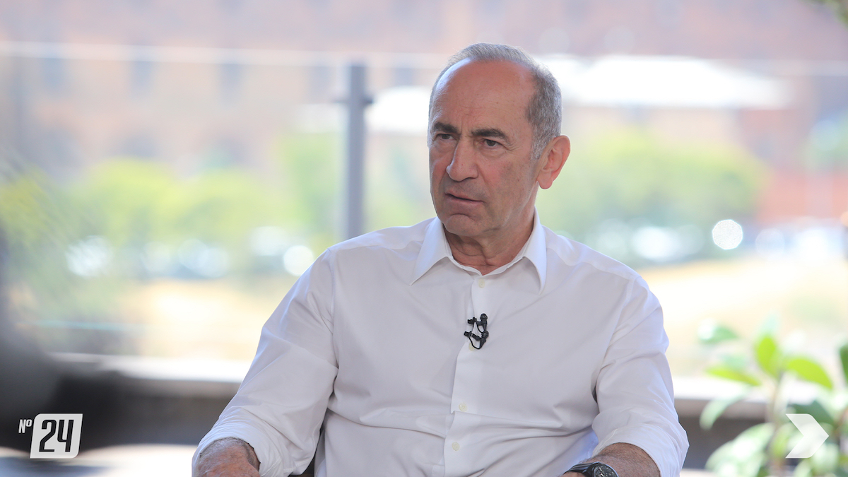 

<!-- THEME DEBUG -->
<!-- THEME HOOK: 'field' -->
<!-- FILE NAME SUGGESTIONS:
   * field--node--title--timeline-inner-page.html.twig
   x field--node--title.html.twig
   * field--node--timeline-inner-page.html.twig
   * field--title.html.twig
   * field--string.html.twig
   * field.html.twig
-->
<!-- BEGIN OUTPUT from 'themes/custom/rk_personal/templates/field/field--node--title.html.twig' -->
<span>Ռոբերտ Քոչարյանի հարցազրույցը Հայաստանում ընտրություններից առաջ</span>

<!-- END OUTPUT from 'themes/custom/rk_personal/templates/field/field--node--title.html.twig' -->

