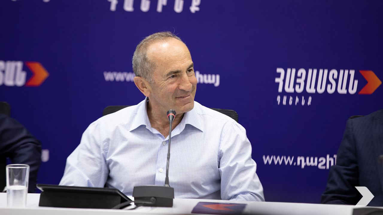 

<!-- THEME DEBUG -->
<!-- THEME HOOK: 'field' -->
<!-- FILE NAME SUGGESTIONS:
   * field--node--title--timeline-inner-page.html.twig
   x field--node--title.html.twig
   * field--node--timeline-inner-page.html.twig
   * field--title.html.twig
   * field--string.html.twig
   * field.html.twig
-->
<!-- BEGIN OUTPUT from 'themes/custom/rk_personal/templates/field/field--node--title.html.twig' -->
<span>«Հայաստան» դաշինքի առաջնորդների ասուլիսը</span>

<!-- END OUTPUT from 'themes/custom/rk_personal/templates/field/field--node--title.html.twig' -->

