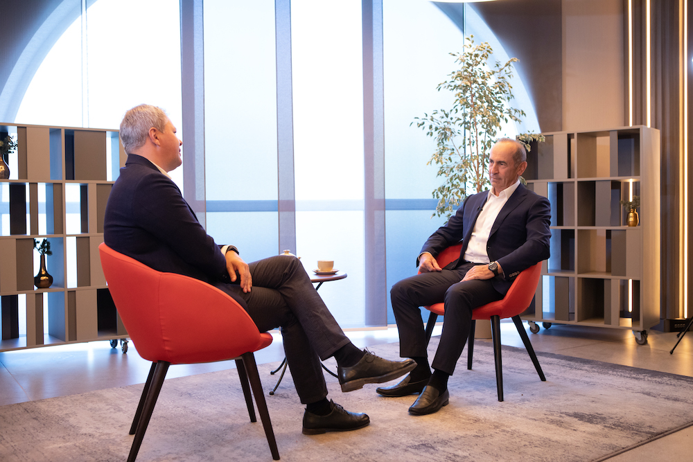 

<!-- THEME DEBUG -->
<!-- THEME HOOK: 'field' -->
<!-- FILE NAME SUGGESTIONS:
   * field--node--title--timeline-inner-page.html.twig
   x field--node--title.html.twig
   * field--node--timeline-inner-page.html.twig
   * field--title.html.twig
   * field--string.html.twig
   * field.html.twig
-->
<!-- BEGIN OUTPUT from 'themes/custom/rk_personal/templates/field/field--node--title.html.twig' -->
<span>Ռոբերտ Քոչարյան. Քաղաքականություն վերադառնալու, թավշյա հեղափոխության և Բելառուսի բողոքի ցույցերի վերաբերյալ հարցազրույց ՌԲԿ -ի հետ</span>

<!-- END OUTPUT from 'themes/custom/rk_personal/templates/field/field--node--title.html.twig' -->

