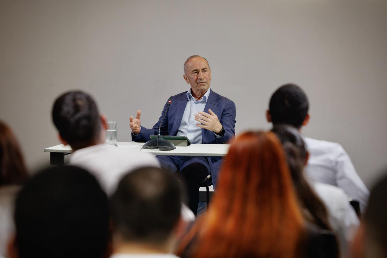 

<!-- THEME DEBUG -->
<!-- THEME HOOK: 'field' -->
<!-- FILE NAME SUGGESTIONS:
   * field--node--title--timeline-inner-page.html.twig
   x field--node--title.html.twig
   * field--node--timeline-inner-page.html.twig
   * field--title.html.twig
   * field--string.html.twig
   * field.html.twig
-->
<!-- BEGIN OUTPUT from 'themes/custom/rk_personal/templates/field/field--node--title.html.twig' -->
<span>Ռոբերտ Քոչարյանը հանդիպել է «Հայկական Համալսարանի» ունկնդիրների և դասախոսների հետ</span>

<!-- END OUTPUT from 'themes/custom/rk_personal/templates/field/field--node--title.html.twig' -->

