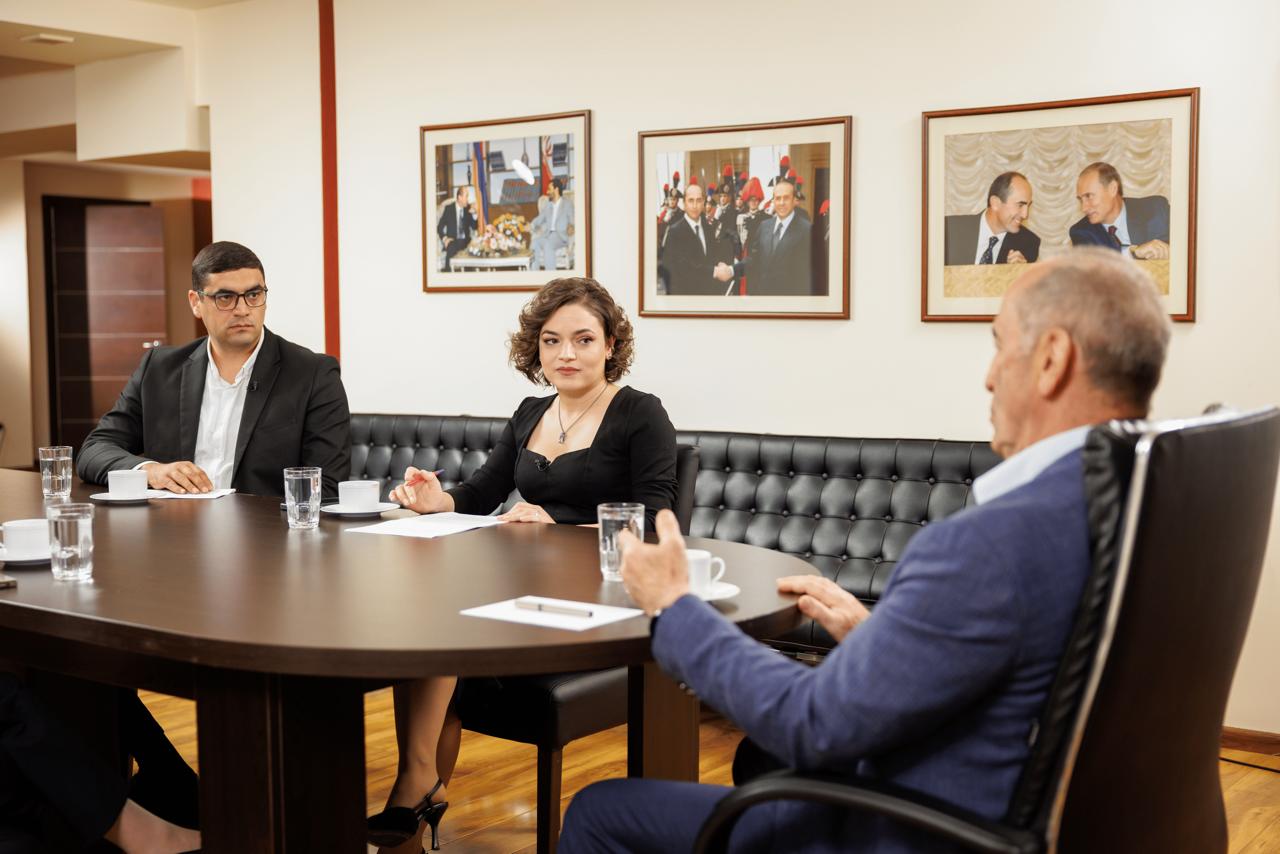 

<!-- THEME DEBUG -->
<!-- THEME HOOK: 'field' -->
<!-- FILE NAME SUGGESTIONS:
   * field--node--title--timeline-inner-page.html.twig
   x field--node--title.html.twig
   * field--node--timeline-inner-page.html.twig
   * field--title.html.twig
   * field--string.html.twig
   * field.html.twig
-->
<!-- BEGIN OUTPUT from 'themes/custom/rk_personal/templates/field/field--node--title.html.twig' -->
<span>ՀՀ երկրորդ նախագահ Ռոբերտ Քոչարյանը հարցազրույց է տվել News.am, Yerevan.Today, 5-րդ ալիք և Politik.am լրատվամիջոցներին</span>

<!-- END OUTPUT from 'themes/custom/rk_personal/templates/field/field--node--title.html.twig' -->

