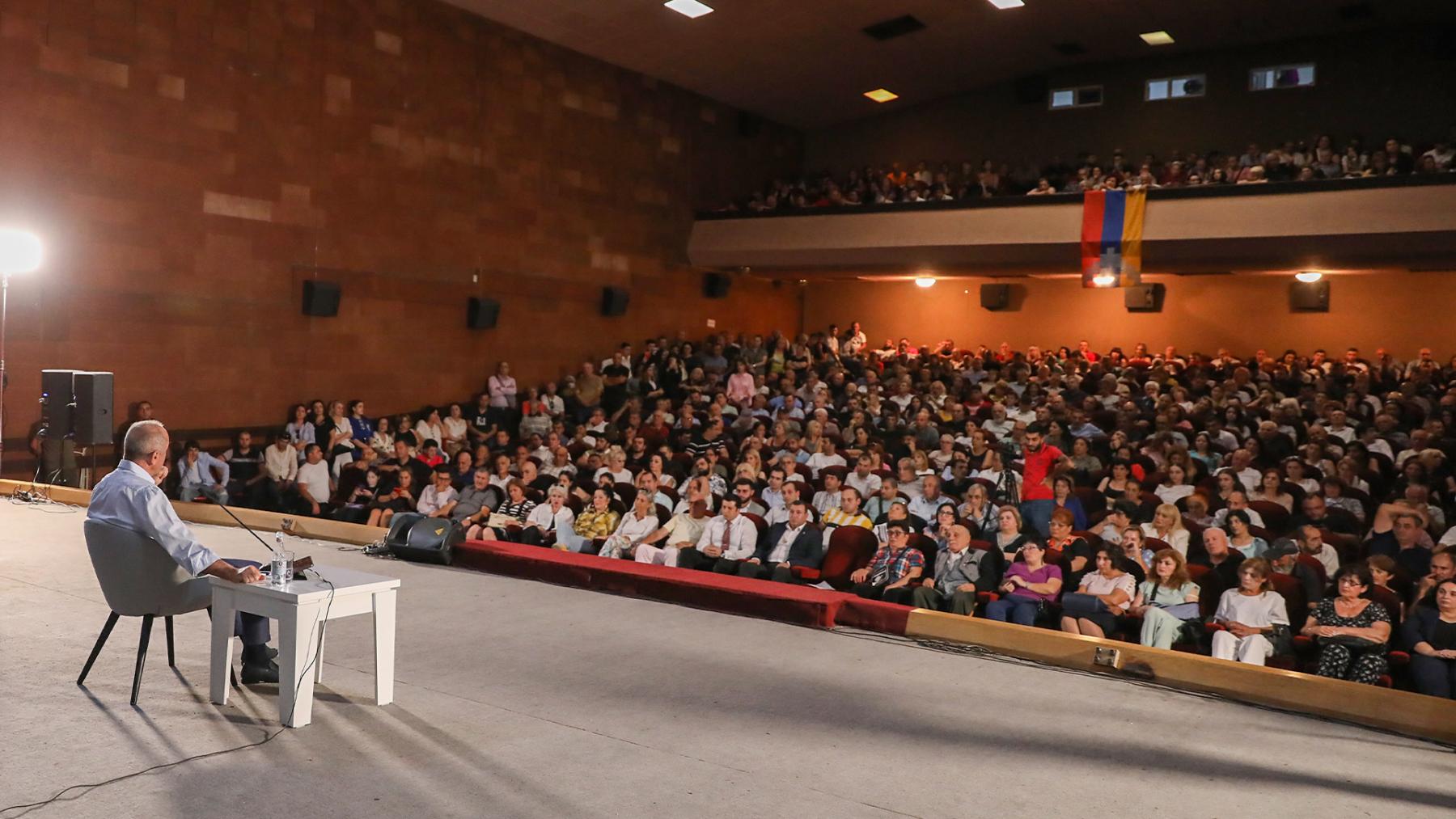 

<!-- THEME DEBUG -->
<!-- THEME HOOK: 'field' -->
<!-- FILE NAME SUGGESTIONS:
   * field--node--title--timeline-inner-page.html.twig
   x field--node--title.html.twig
   * field--node--timeline-inner-page.html.twig
   * field--title.html.twig
   * field--string.html.twig
   * field.html.twig
-->
<!-- BEGIN OUTPUT from 'themes/custom/rk_personal/templates/field/field--node--title.html.twig' -->
<span>ՀՀ երկրորդ նախագահ Ռոբերտ Քոչարյանի հանդիպել է քաղաքացիների հետ</span>

<!-- END OUTPUT from 'themes/custom/rk_personal/templates/field/field--node--title.html.twig' -->

