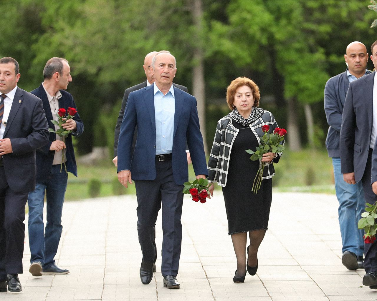 

<!-- THEME DEBUG -->
<!-- THEME HOOK: 'field' -->
<!-- FILE NAME SUGGESTIONS:
   * field--node--title--timeline-inner-page.html.twig
   x field--node--title.html.twig
   * field--node--timeline-inner-page.html.twig
   * field--title.html.twig
   * field--string.html.twig
   * field.html.twig
-->
<!-- BEGIN OUTPUT from 'themes/custom/rk_personal/templates/field/field--node--title.html.twig' -->
<span>ՀՀ երկրորդ նախագահ Ռոբերտ Քոչարյանը հարգանքի տուրք է մատուցել Հայոց ցեղասպանության զոհերի հիշատակին</span>

<!-- END OUTPUT from 'themes/custom/rk_personal/templates/field/field--node--title.html.twig' -->

