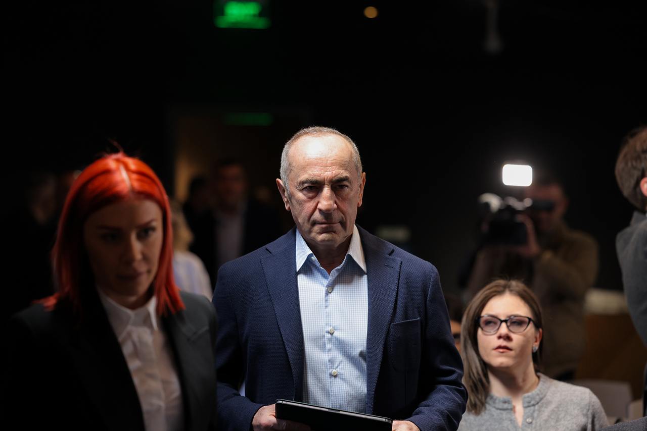 

<!-- THEME DEBUG -->
<!-- THEME HOOK: 'field' -->
<!-- FILE NAME SUGGESTIONS:
   * field--node--title--timeline-inner-page.html.twig
   x field--node--title.html.twig
   * field--node--timeline-inner-page.html.twig
   * field--title.html.twig
   * field--string.html.twig
   * field.html.twig
-->
<!-- BEGIN OUTPUT from 'themes/custom/rk_personal/templates/field/field--node--title.html.twig' -->
<span>Երկարատև դադարից հետո ՀՀ երկրորդ նախագահ, «Հայաստան» դաշինքի առաջնորդ Ռոբերտ Քոչարյանը հրավիրեց մամլո ասուլիսը</span>

<!-- END OUTPUT from 'themes/custom/rk_personal/templates/field/field--node--title.html.twig' -->

