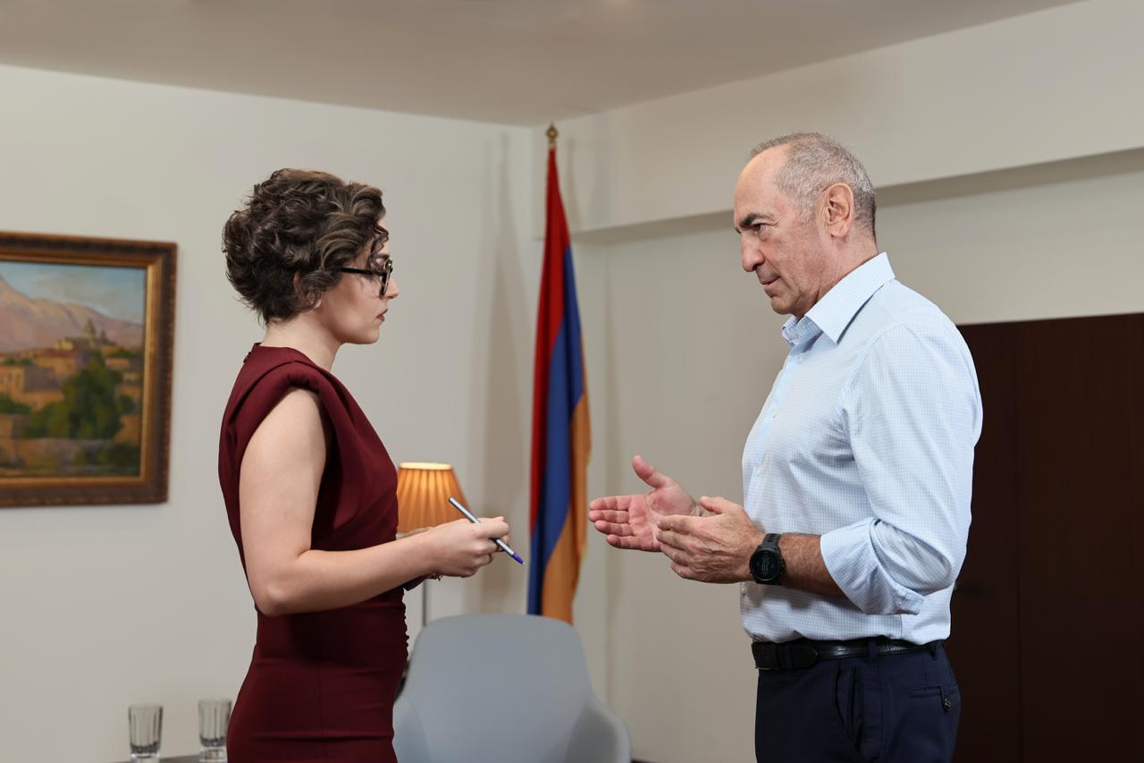 

<!-- THEME DEBUG -->
<!-- THEME HOOK: 'field' -->
<!-- FILE NAME SUGGESTIONS:
   * field--node--title--timeline-inner-page.html.twig
   x field--node--title.html.twig
   * field--node--timeline-inner-page.html.twig
   * field--title.html.twig
   * field--string.html.twig
   * field.html.twig
-->
<!-- BEGIN OUTPUT from 'themes/custom/rk_personal/templates/field/field--node--title.html.twig' -->
<span>ՀՀ երկրորդ նախագահ Ռոբերտ Քոչարյանի հարցազրույցը «5-րդ ալիք»-ի «Հայլուր» լրատվականին</span>

<!-- END OUTPUT from 'themes/custom/rk_personal/templates/field/field--node--title.html.twig' -->

