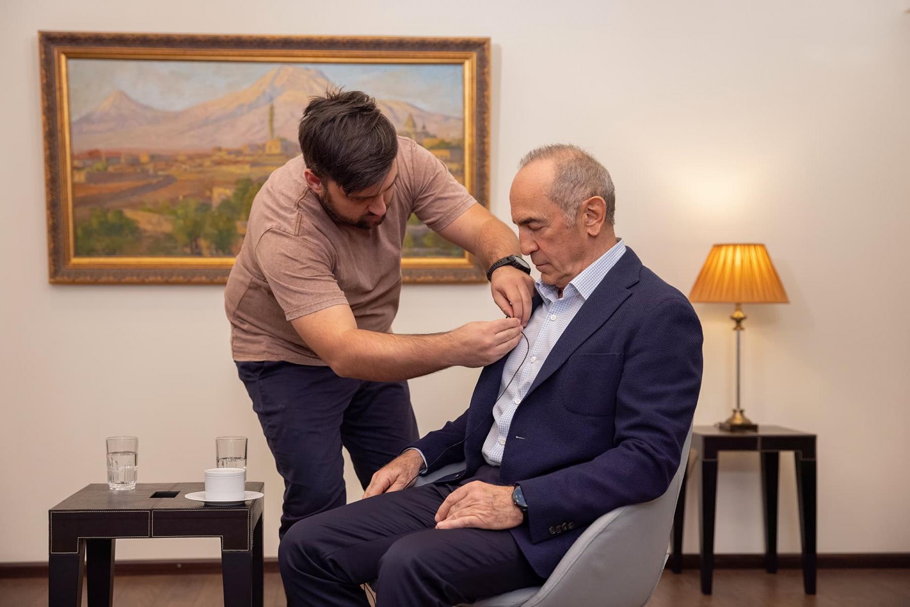 

<!-- THEME DEBUG -->
<!-- THEME HOOK: 'field' -->
<!-- FILE NAME SUGGESTIONS:
   * field--node--title--timeline-inner-page.html.twig
   x field--node--title.html.twig
   * field--node--timeline-inner-page.html.twig
   * field--title.html.twig
   * field--string.html.twig
   * field.html.twig
-->
<!-- BEGIN OUTPUT from 'themes/custom/rk_personal/templates/field/field--node--title.html.twig' -->
<span>ՀՀ երկրորդ նախագահ Ռոբերտ Քոչարյանը հարցազրույց է տվել «5-րդ ալիք» հեռուստաընկերության «Հայլուր» լրատվականի մեկնաբան Լարա Առաքելյանին։</span>

<!-- END OUTPUT from 'themes/custom/rk_personal/templates/field/field--node--title.html.twig' -->

